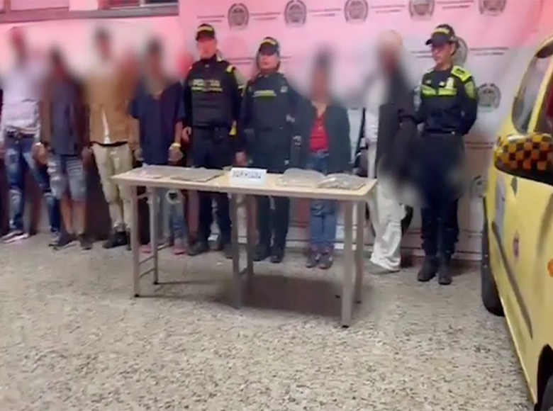 Las autoridades capturaron a 5 personas y aprehendieron a un menor de edad por tráfico de estupefacientes. Los capturados llevaban en un taxi 2 kilogramos de marihuana. El vehículo fue incautado.