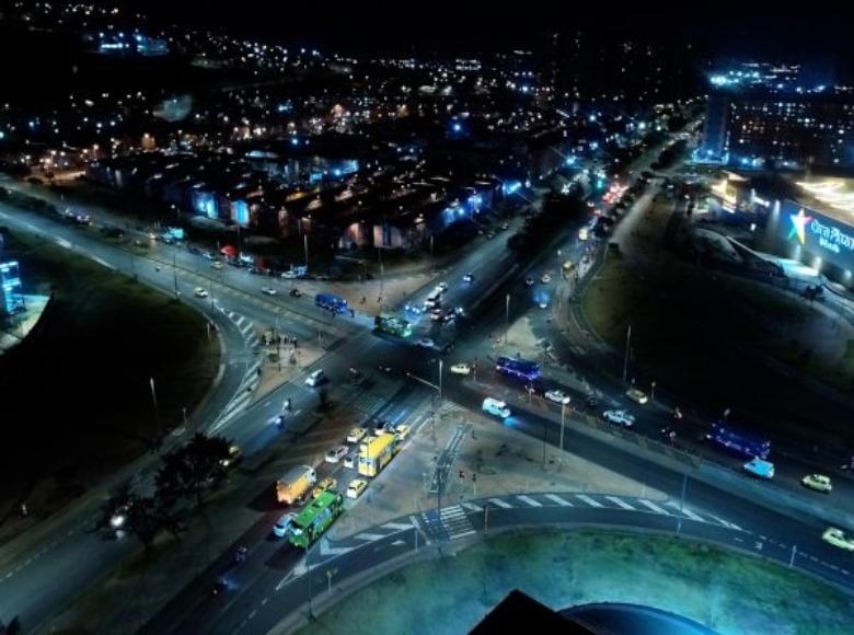 En la av. Gaitán Cortés el cambio en el sistema del alumbrado se realizó con 404 luminarias led, desde la transversal 50 en Sierra Morena hasta la diagonal 51b sur en Fátima, para beneficio de localidades de Ciudad Bolívar y Tunjuelito.