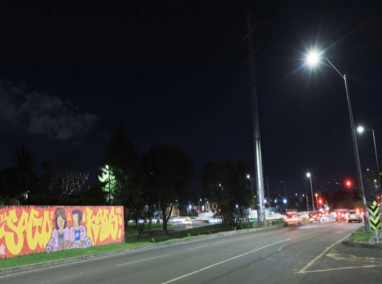 En la avenida Ferrocarril se instalaron 301 luminarias tipo led en 4,8 kilómetros de extensión de esta vía, entre las carreras 75 y 116, para beneficio de habitantes y visitantes de la localidad de Fontibón. 