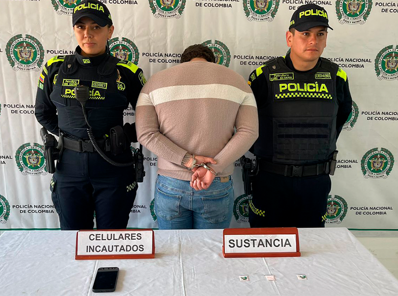 Policía capturó a un docente por inducir a sus estudiantes al consumo de estupefacientes. Las directivas del colegio se dieron cuenta del hecho por desmayos que presentaron dos estudiantes luego de consumir una sustancia suministrada por el profesor.