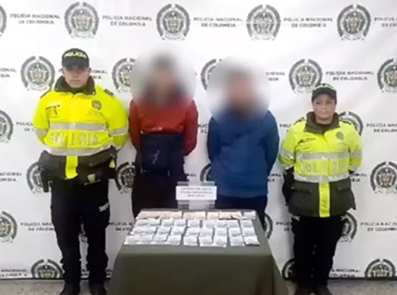 Capturados en flagrancia dos hombres que estaban hurtando un almacén de ropa en el barrio Piamonte de la localidad de Bosa. Tendrán que responder ante la Fiscalía General de la Nación por hurto.