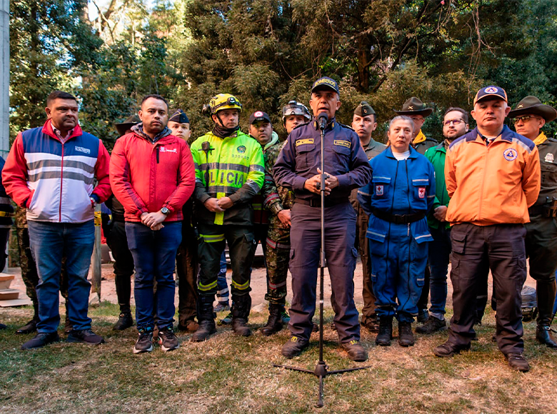 En la mañana del miércoles, 24 de enero, el cuerpo de Bomberos indicó en el PMU que el incendio en los Cerros Orientales está parcialmente controlado por los organismos de atención y prevención de emergencias. 