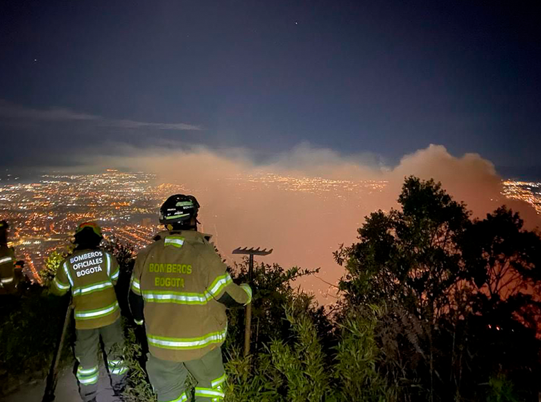 Durante la noche del 22 y madrugada del 23 los bomberos intensificaron las acciones de ataque con herramienta manual en los cerros apoyados con la brigada de incendios del Cuerpo de Ingenieros del Ejercito y soldados de la PM 15.