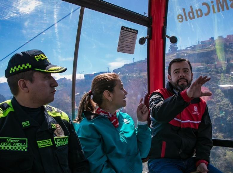 En su primera jornada de trabajo en las localidades, el Alcalde visitó Ciudad Bolívar, allí junto con el Gabinete Distrital lanzó “Bogotá a tu servicio”, estrategia que busca acercar la oferta de servicios distritales a la ciudadanía.