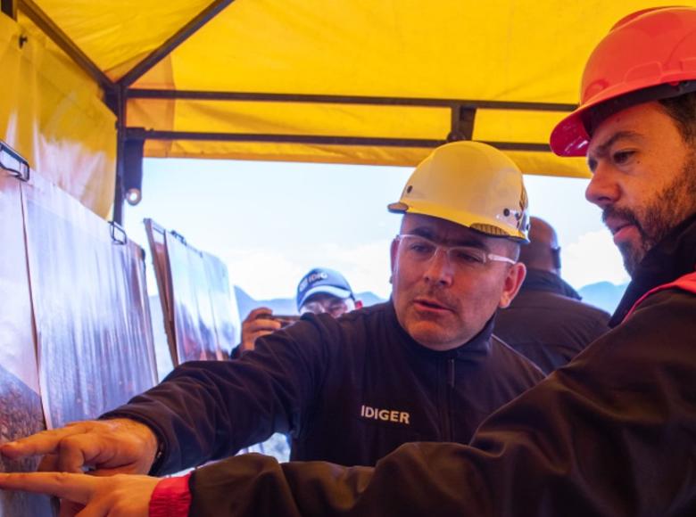 El Alcalde estuvo haciendo seguimiento a la obra de construcción de la Alameda Mirador – Illimani, que conecta la estación TMCable Paraíso - Mirador y el parque Illimani. Allí conoció las necesidades de algunos de los habitantes.