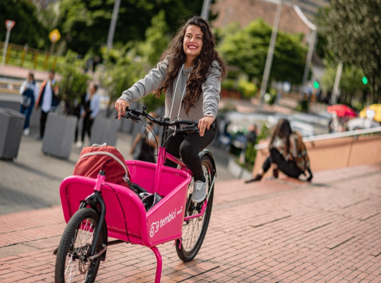  El Sistema de Bicicletas Compartidas cuenta con bicicletas mecánicas, eléctricas, con sillas para niños y niñas, manocletas y de cajón, como la que se ve en la imagen, la cual permite cargar hasta 100 kg de peso.