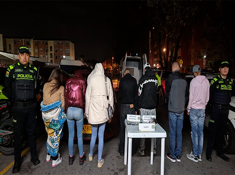 La Policía capturó en Suba a cuatro hombres y tres mujeres, luego de amenazar con un arma y hurtar las pertenencias a varios pasajeros en un bus del SITP.