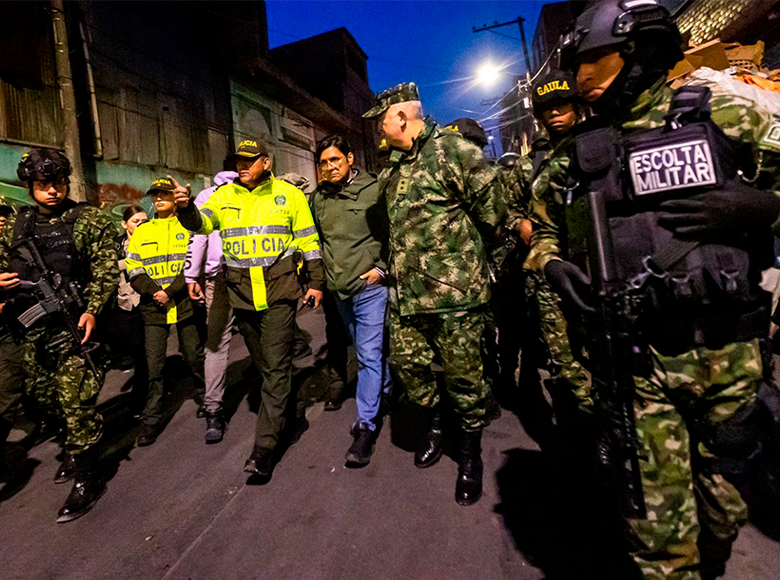 En megaoperativo en María Paz se incautaron tres armas de fuego, dos granadas y una caja de munición, 400 medicamentos fraudulentos y 40 kilos de alimentos vencidos, entre otros.