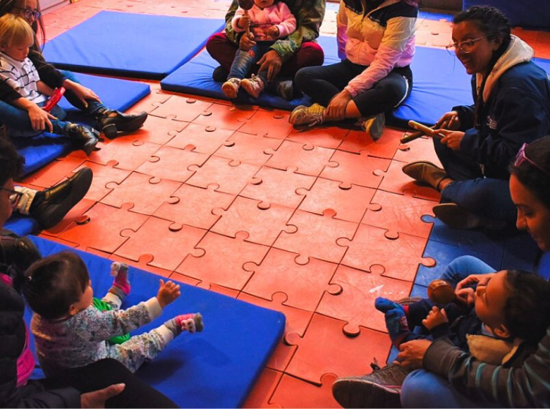 Las actividades de las bebetecas promueven el acercamiento a la oralidad, a los libros y a la interpretación de palabras, imágenes, sonidos, movimientos, colores, texturas y emociones desde los primeros meses de vida.