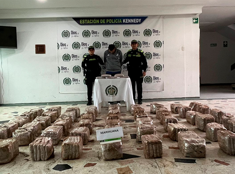 Policía halló 100 kilos de alucinógenos en una vivienda de Bogotá capturó a un hombre. Durante el procedimiento, las autoridades incautaron 55 pacas, que contenían 275 paquetes, es decir, un aproximado a 137.500 dosis de estupefacientes.