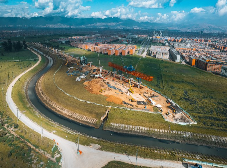 La foto corresponde a las obras del patio taller y del frente 1 de la Primera Línea del Metro de Bogotá, que está ubicado al frente del patio taller.