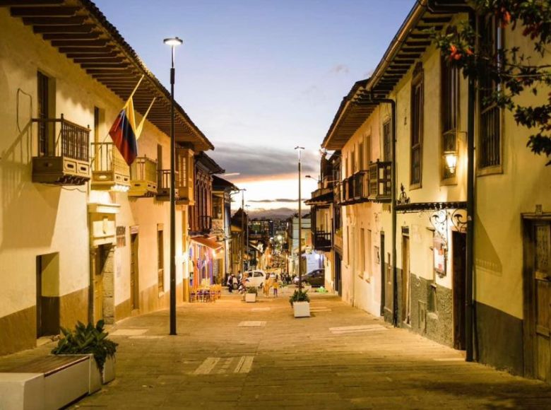 La Calle 10, en el Centro de Bogotá, ha sido una vía clave para la historia de nuestra ciudad, un lugar lleno de historias y vivencias.