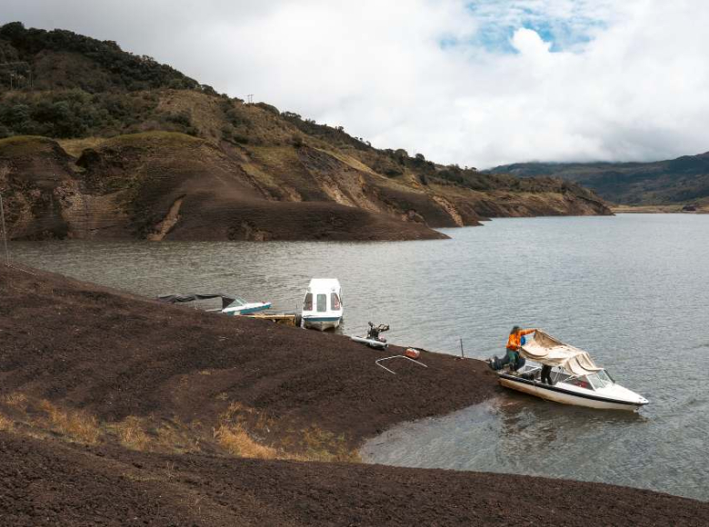 Aunque el llenado actual del sistema aleja en el corto plazo el riesgo de un desabastecimiento de agua, se debe continuar con las restricciones del servicio establecidas para que los embalses alcancen niveles del 70 % a finales del mes de octubre. 