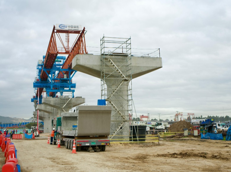 Esta máquina, permite izar y ensamblar las dovelas que conforman las vigas U entre apoyos, para construir el viaducto por el que circularán los trenes del Metro.