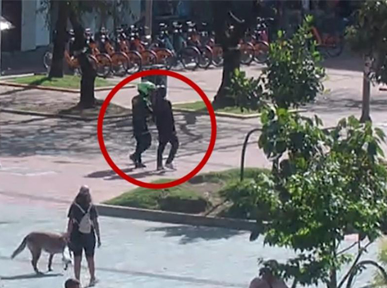 Dos hombres capturados por ofrecer estupefacientes a jóvenes en un parque de Chapinero. Fueron descubiertos mediante cámaras de videovigilancia del C4, en donde se le hacían seguimiento a los sospechosos. 