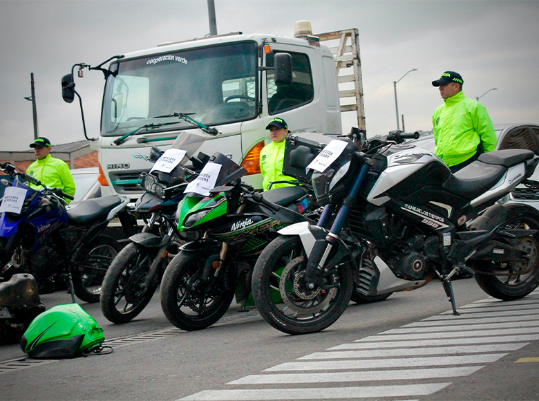 Las autoridades recuperaron 35 motos y vehículos hurtados en Bogotá en 11 operativos realizados en Engativá, Usme, Fontibón, Ciudad Bolívar, Rafael Uribe Uribe y Bosa. 