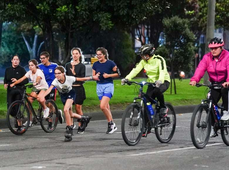 La Ciclovía Nocturna integró a familias en torno a la actividad física