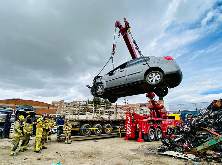 El parque automotor está conformado por 122 vehículos. Y cuenta con más de 13.400 equipos, herramientas y accesorios para la atención de emergencias. Esta es la Grúa de rescate pesado o GR-01 es capaz de levantar un TransMilenio. 