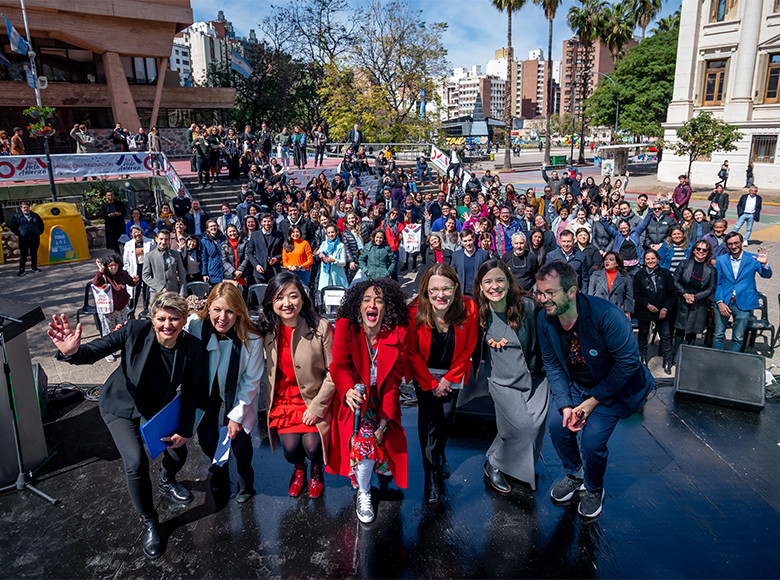 La tercera edición del ‘Festival Hola América 2024’ se realizará en Bogotá los días 8 y 9 de octubre. Para esta nueva versión las organizaciones sociales Ashoka y 2811 establecieron una alianza con la Alcaldía Mayor de Bogotá, a través del IDPAC.