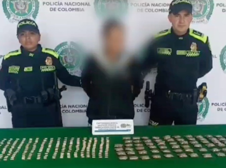 Vendedora de limones fue capturada por traficar estupefacientes en Bogotá. Según las autoridades, esta mujer, intentó evadir los controles y ocultó bajo unas latas la maleta donde ocultaba el alucinógeno. 