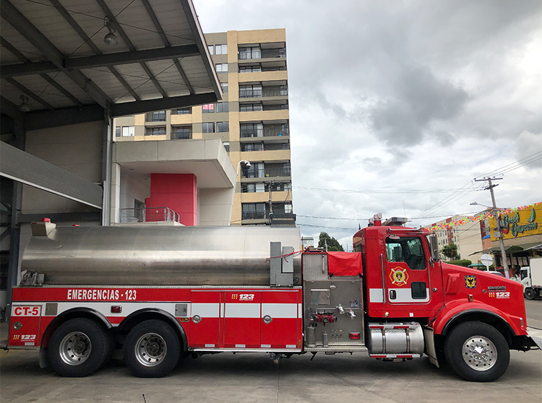 Carrotanques o CT 06, utilizado para transportar agua, recurso vital para el combate de incendios. 