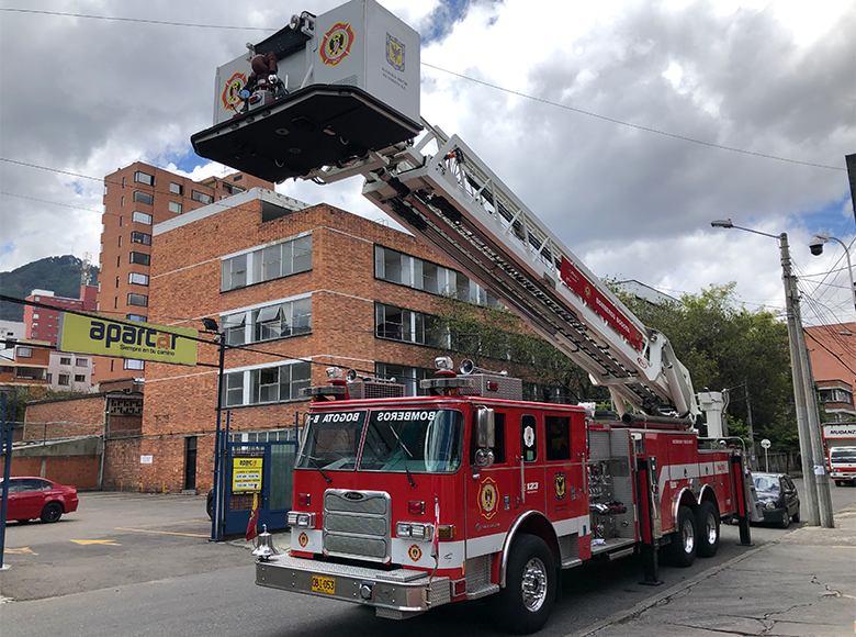 Máquina de altura (escalera) o la gran MA-04, una máquina escalera que nos permite llegar a pisos altos en servicios de incendios y rescates. 