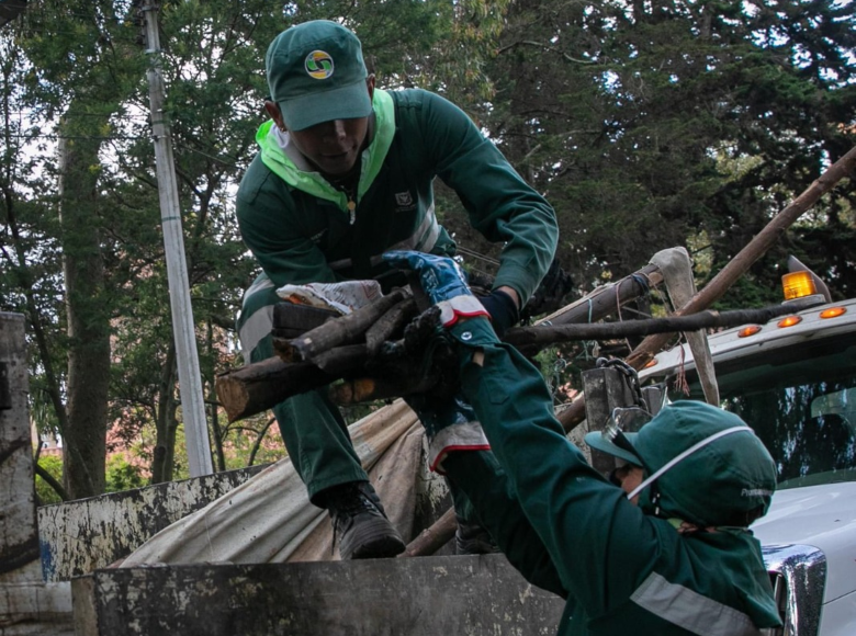 La Unidad Administrativa Especial de Servicios Públicos dentro de los trabajos de recuperación del Parque Nacional Enrique Olaya Herrera, ha recolectado más de 53 toneladas de residuos. Sigue para más fotos??