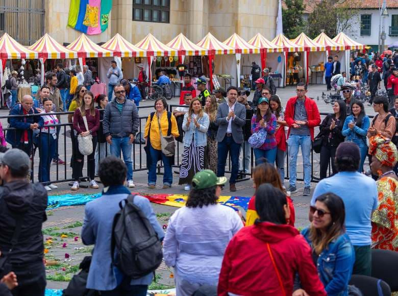 En la Plaza de Bolívar se llevó a cabo un espacio de diálogo con representantes de víctimas del conflicto.