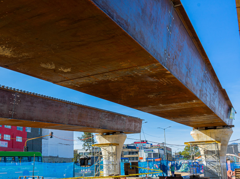 Se realizaron importantes avances en la construcción del puente, con el izaje de vigas en el costado norte: se levantaron 2 vigas de 42 metros de longitud y 78 toneladas de peso cada una.