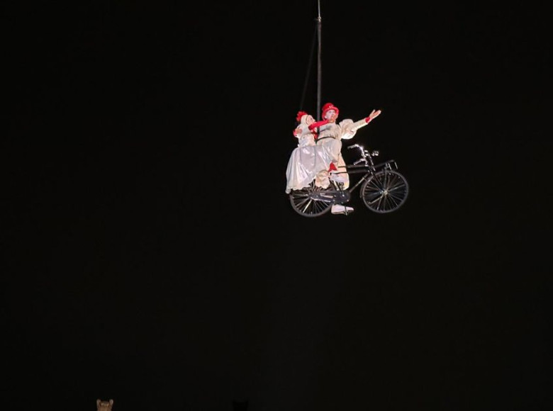 Por primera vez en Colombia, la compañía belga Theater Tol ilumina el cielo de Bogotá con su  espectáculo 'Pedaleando hacia el cielo'.