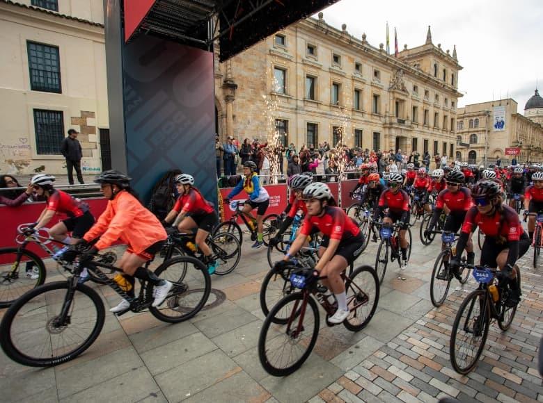 Salida de los ciclistas desde la Plaza de Bolívar para el inicio del Gran Fondo de Ciclismo de Bogotá.