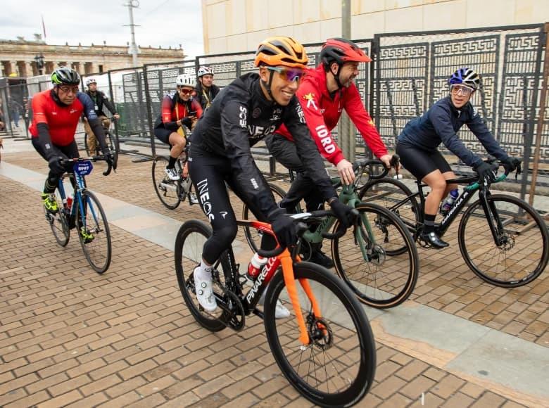 Egan Bernal pedaleando al lado del alcalde Carlos Fernando Galán y Mariana Pajón.