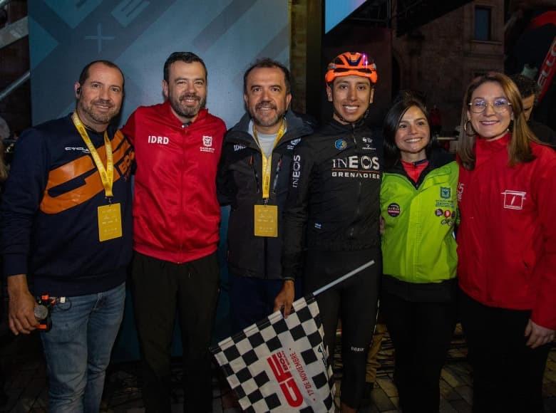 Imagen tomada en la madrigada de este domingo, minutos previos a la apertura de la Plaza de Bolívar para el ingreso de los participantes del Gran Fondo de Ciclismo.