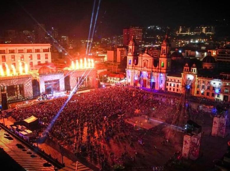 Hasta el 23 de diciembre la Plaza de Bolívar se iluminará en las noches, además del alumbrado navideño, con el gran show  La Fiesta de la Vida. 