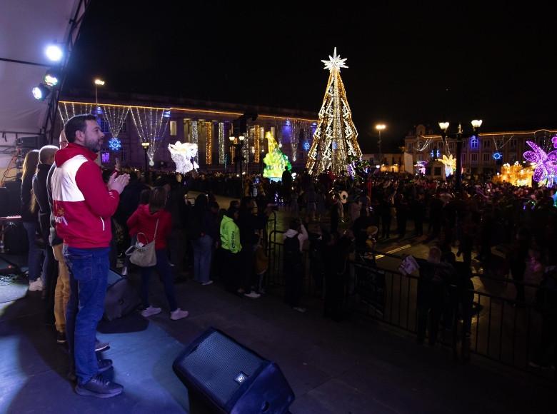 El alcalde Carlos F. Galán dio inicio a "Navidad es Cultura" en Bogotá, destacando la Noche de Velitas como una tradición especial. Invitó a cuidar a los niños y disfrutar de una Navidad sin pólvora, además de resaltar la oferta cultural en lugares emblemáticos como la Catedral y la Plaza de Bolívar.