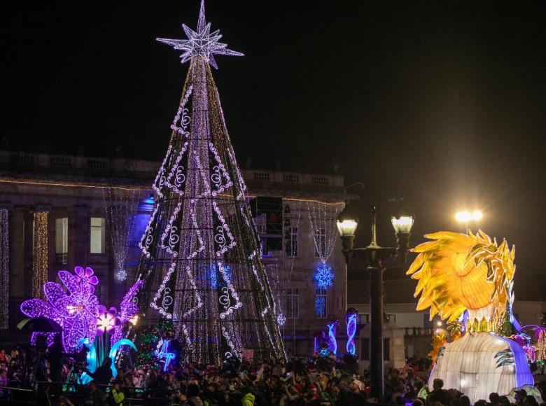 La Plaza de Bolívar la ilumina un árbol de 25 metros de altura.