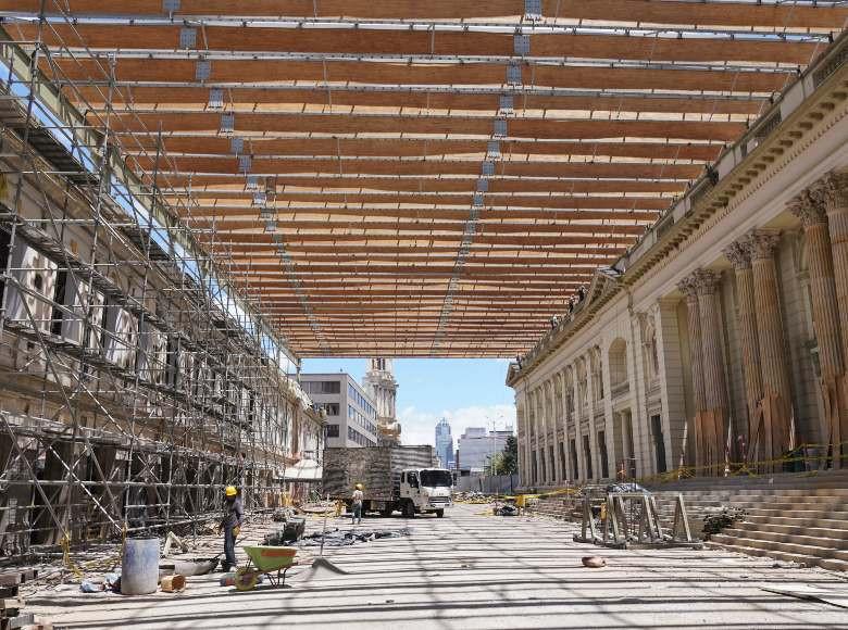 Una de las zonas más significativas de este espacio es 'La Milla', conocida con este nombre porque era un lugar en el que los soldados daban vueltas a modo de penitencia o castigo. Este espacio será la primera calle peatonal techada de Bogotá.