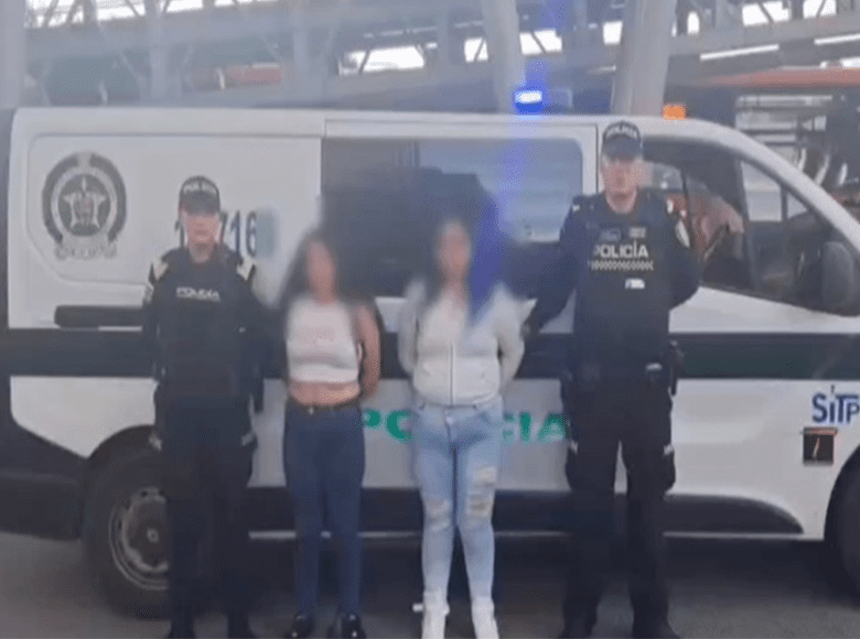 Capturadas ‘Las Cosquilleras’, dedicadas al hurto a personas en TransMilenio. El operativo de captura se llevó a cabo en la estación de la Calle 127. A estas mujeres se les halló un celular que había sido hurtado.