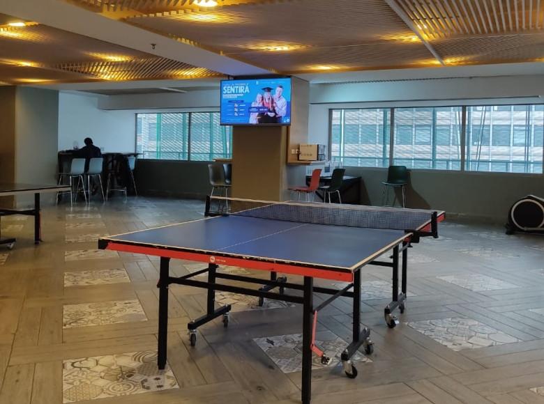 Cuenta además con espacios de uso compartido como cafetería, laboratorio de física, Biblioteca y espacios para el bienestar o tutorías. 