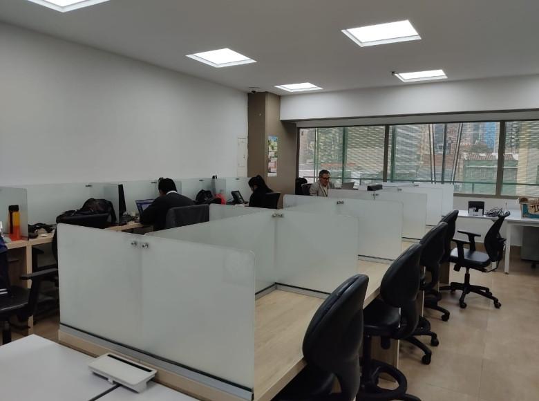 La sede cuenta con 6 pisos, 40 salones, 16 salas de computo, 2 oficinas decanatura y 6 oficinas para programas y soporte técnico, entre otros espacios completamente dotados.
