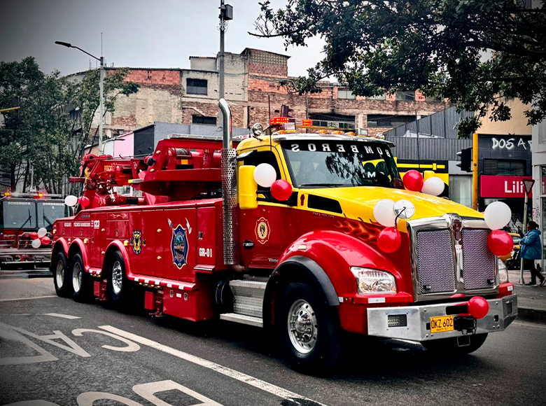 ⏰ 8:30 a. m. Inició el recorrido por las calles. Algunas de las máquinas de bomberos recorrieron las calles de Bogotá y saludaban a los ciudadanos.📍Estación Chapinero - Parque Simón Bolívar. 