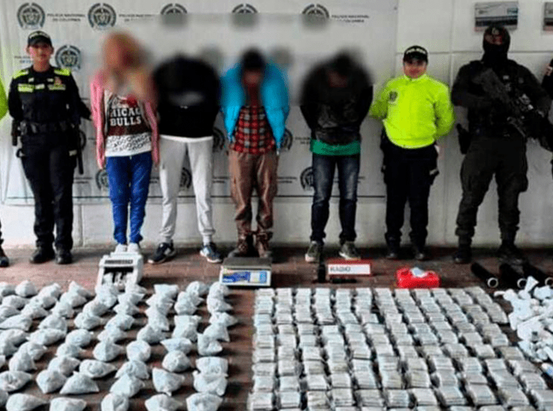 Allanamiento a 'ollas' al sur de Bogotá dejó 13 mil dosis de drogas incautadas. Se trata de cuatro viviendas que eran utilizadas como centro de acopio y distribución en Ciudad Bolívar. 