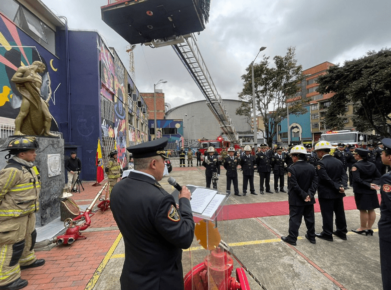 ⏰ 7:00 a. m.   Inició la sentida ceremonia al Bombero Caído, una conmemoración en honor a los héroes que han perdido la vida estando en servicio.📍Estación Chapinero. 