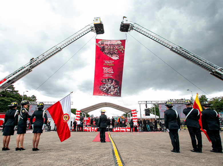 ⏰ 10:30 a. m. Inició el evento central, conmemorativo de 130 años, donde se exaltó la labor del personal uniformado.📍Parque Simón Bolívar. 
