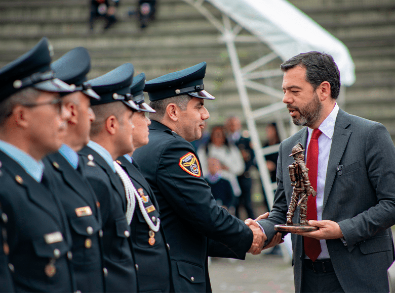 El alcalde Galán, expresó su admiración por la institución que representa una verdadera vocación de servicio, y le concedió al Cuerpo Oficial Bomberos de Bogotá la Orden Civil al Mérito “Ciudad de Bogotá” en grado “Gran Oficial”.