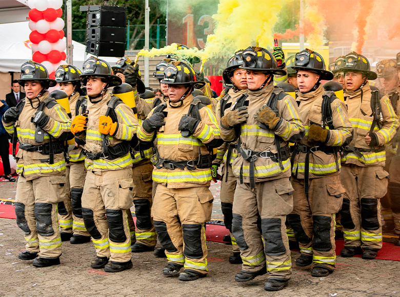 El 14 de mayo de 1895 se promulgó el decreto por medio del cual, el Cuerpo de Bomberos debía estar reglamentado, organizado y con presupuesto. Es así como los bomberos pasan de ser voluntarios a oficiales.