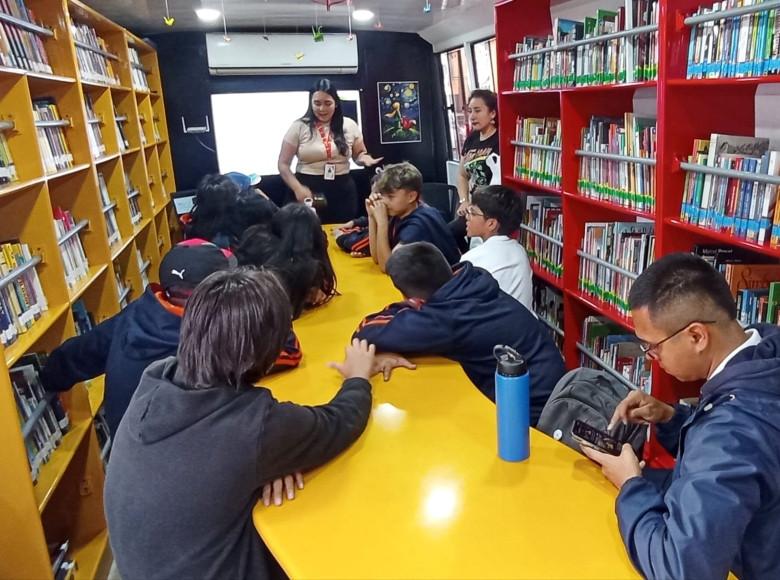 El Bibliobús cuenta con una colección bibliográfica de 2.900 ejemplares, de los cuales la mitad son informativos y de referencia (1.431 libros) y literarios (1.468 libros) que están a disposición de todos los asistentes a la feria. Foto: SED.