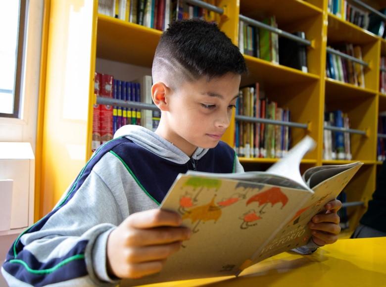 El objetivo principal es fomentar la lectura, escritura, oralidad, alfabetización informacional, exploración de la biblioteca escolar y la formación crítica en la ciudadanía. Foto: SED.