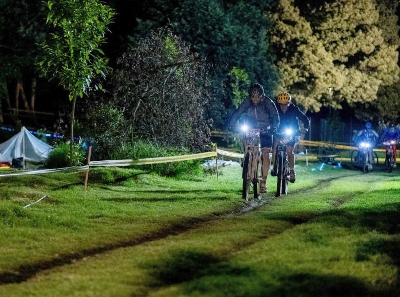 Las 24 horas de MTB continuaron durante toda la noche en el Parque Zona Franca 🚴‍♂️