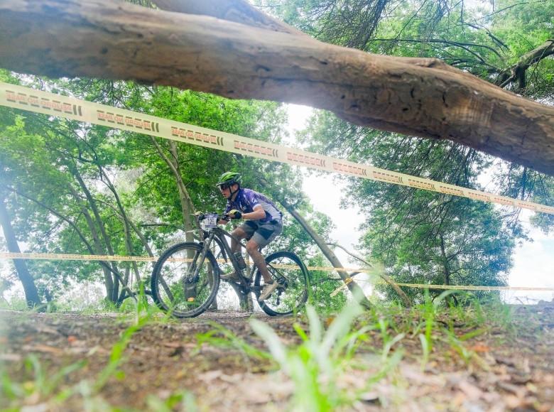 El circuito, con una distancia de 2 kilómetros, estaba diseñado para poner a prueba la capacidad física y mental de los participantes durante un día completo de ciclismo de montaña. 